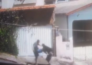 VÍDEO: ex-marido agride mulher no meio da rua em Poços de Caldas