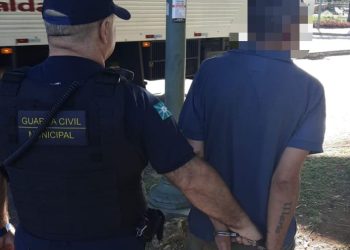 Polícia Penal e GCM prendem condenado com tornozeleira eletrônica no carnaval de Poços