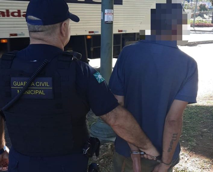 Polícia Penal e GCM prendem condenado com tornozeleira eletrônica no carnaval de Poços