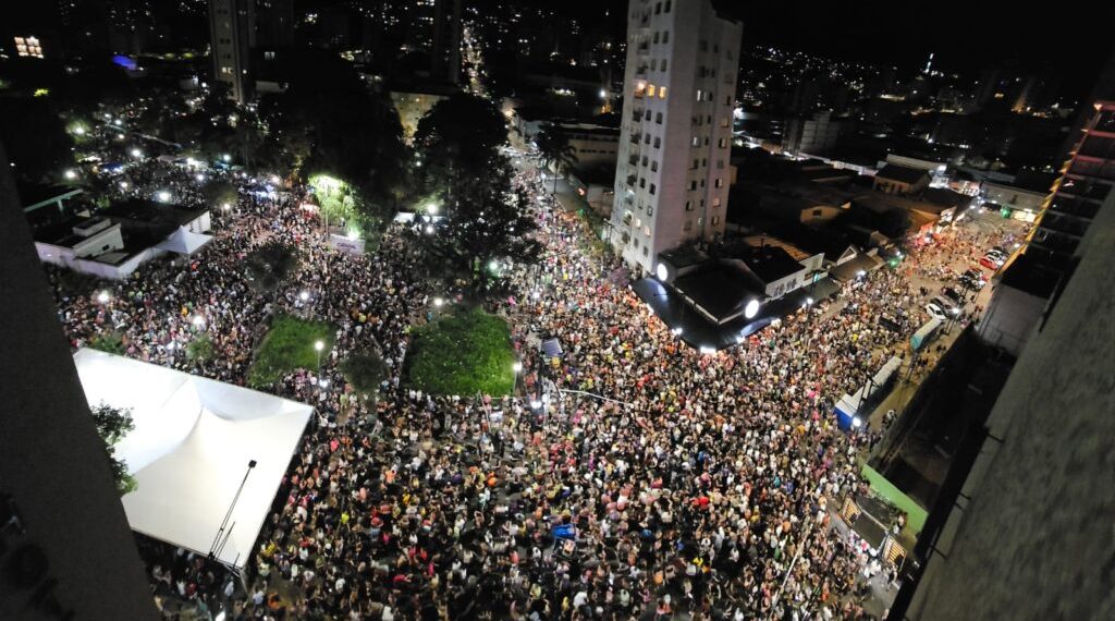 Carnaval de Poços atrai mais de 60 mil pessoas por dia e gera R$ 141 milhões para a economia local
