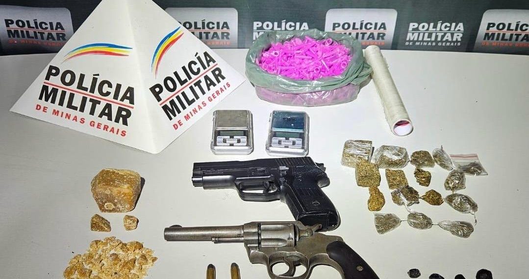 Polícia encontra drogas e arma em casa de suspeito de tráfico, que segue foragido
