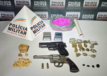 Polícia encontra drogas e arma em casa de suspeito de tráfico, que segue foragido