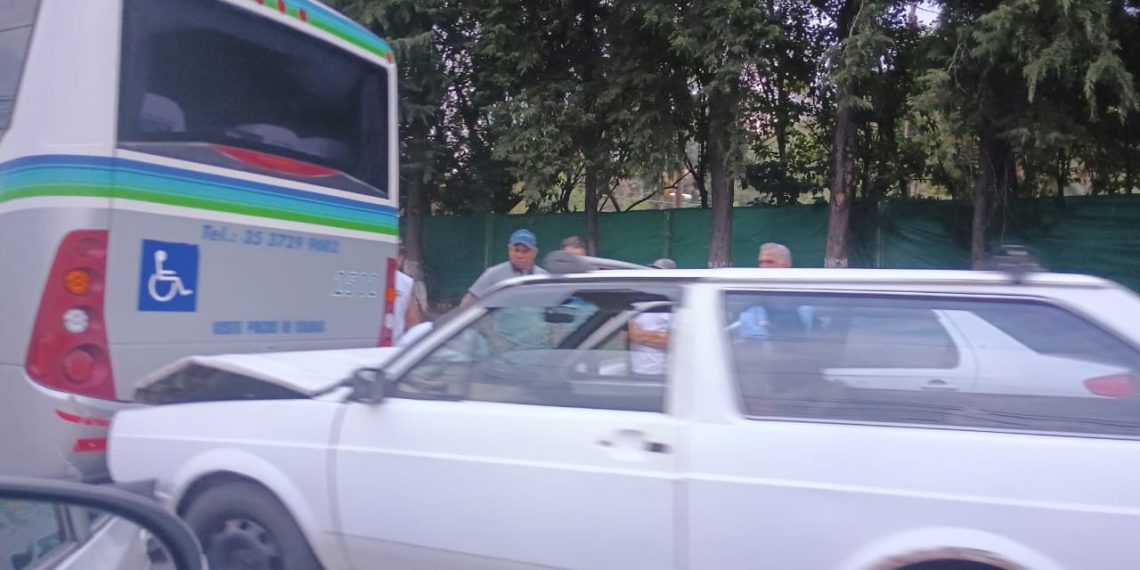 Engavetamento deixa trânsito congestionado em Poços de Caldas