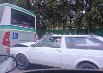 Engavetamento deixa trânsito congestionado em Poços de Caldas