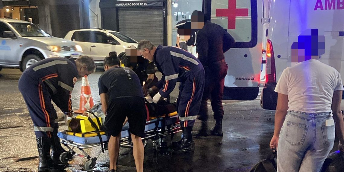 Atropelamento deixa motociclista e pedestre feridas em Poços de Caldas