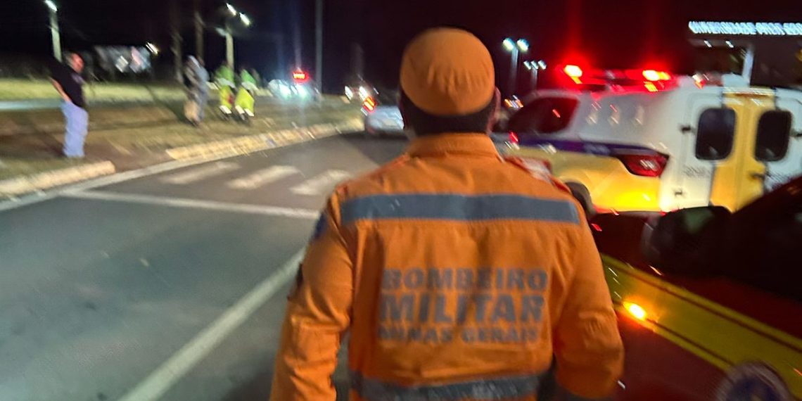 Jovens ficam gravemente feridos após serem atropelados em faixa de pedestres em Alfenas