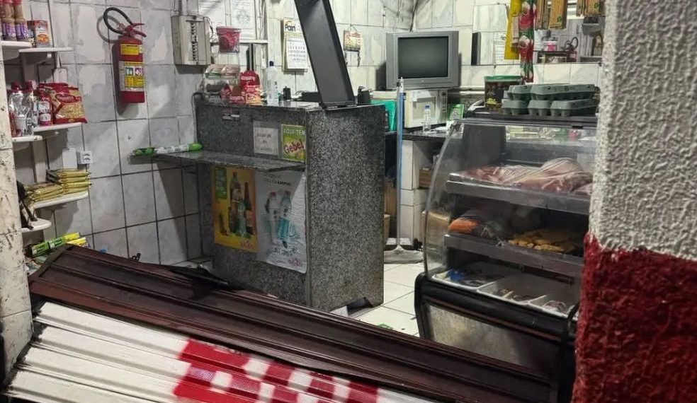 Bandidos furtam carro de oficina e usam para arrombar açougue em Poços de Caldas