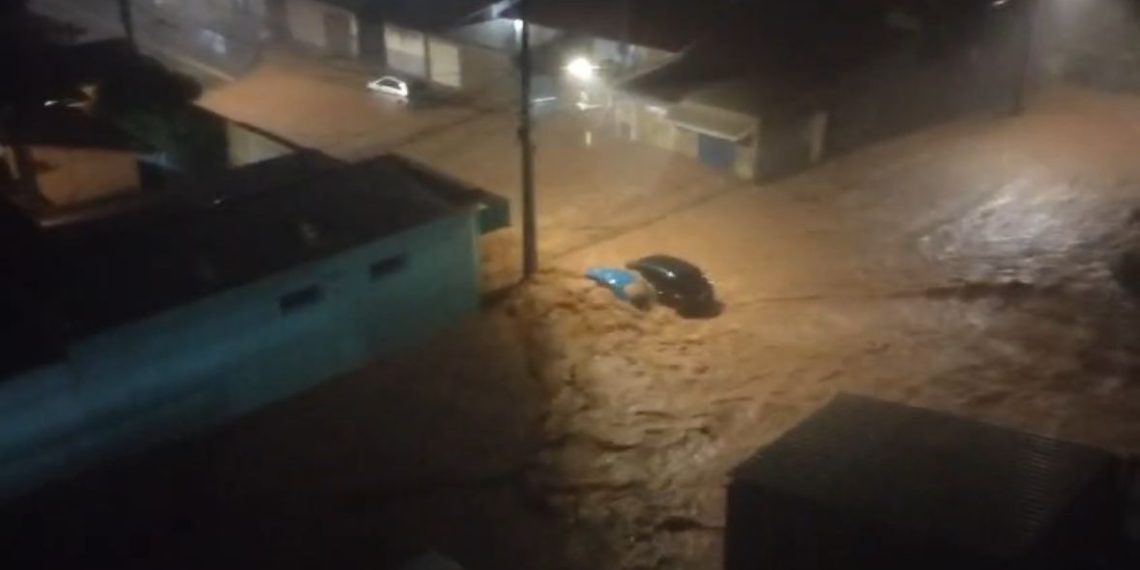 Chuva forte destrói cozinha de casa, arrasta carros e arranca asfalto em Alfenas