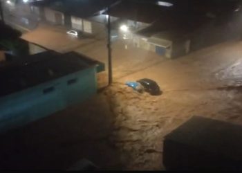 Chuva forte destrói cozinha de casa, arrasta carros e arranca asfalto em Alfenas