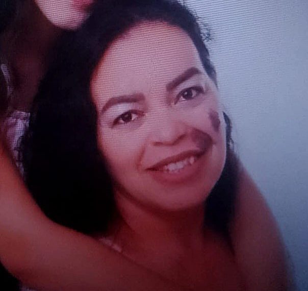 Homem mata esposa a facadas e comete suicídio na frente da filha em Botelhos