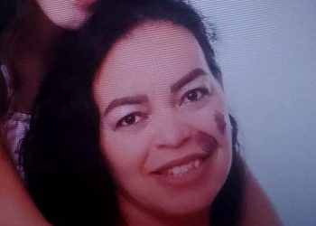 Homem mata esposa a facadas e comete suicídio na frente da filha em Botelhos