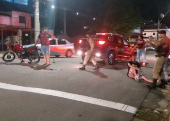 Colisão frontal entre motocicleta e carro deixa motociclista ferido em Poços de Caldas