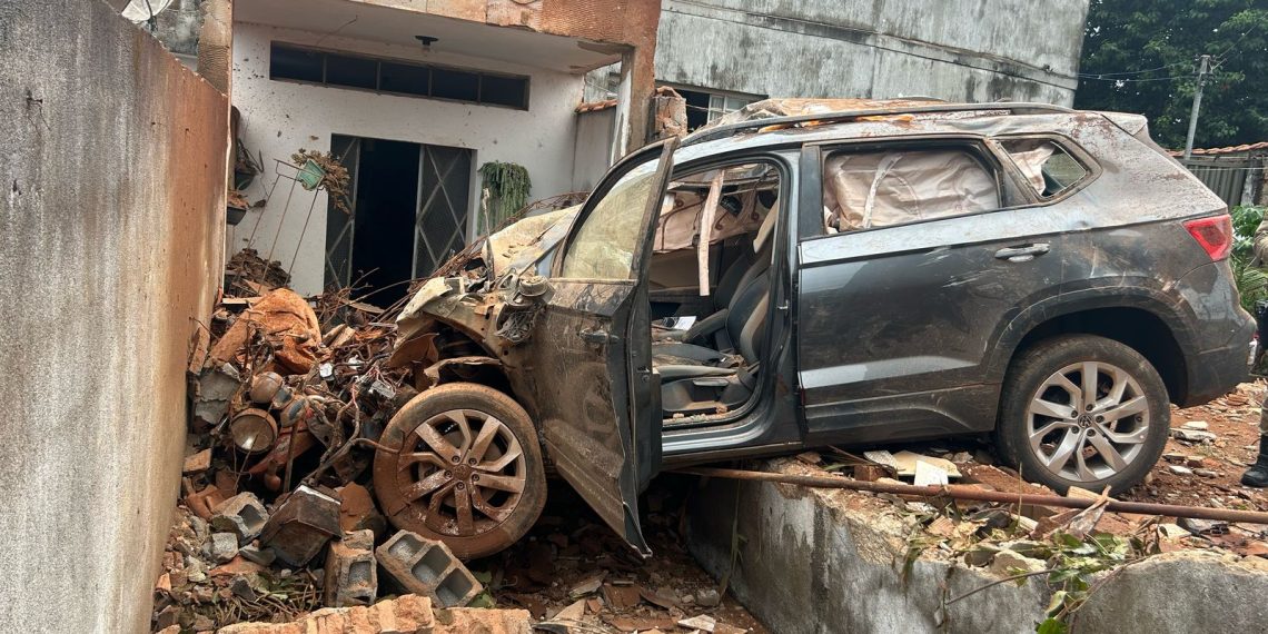 Vídeo: motorista perde controle do carro em alta velocidade e bate contra casas em Alfenas