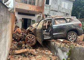 Vídeo: motorista perde controle do carro em alta velocidade e bate contra casas em Alfenas