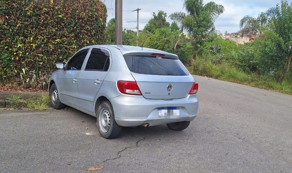 Carro desce rua sozinho após falha no freio de mão na zona sul de Poços de Caldas