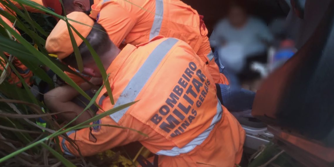 Mãe e filha são resgatadas após carro cair em vala na MGC-491, em Alfenas