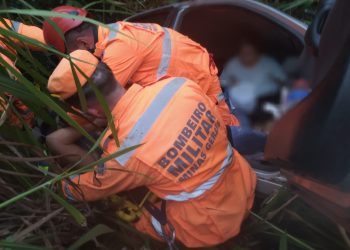 Mãe e filha são resgatadas após carro cair em vala na MGC-491, em Alfenas
