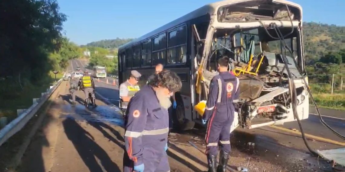 Ônibus escolar com 12 crianças colide com carreta em São José do Rio Pardo
