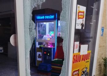 Dois homens invadem supermercado em Poços de Caldas e furtam produtos