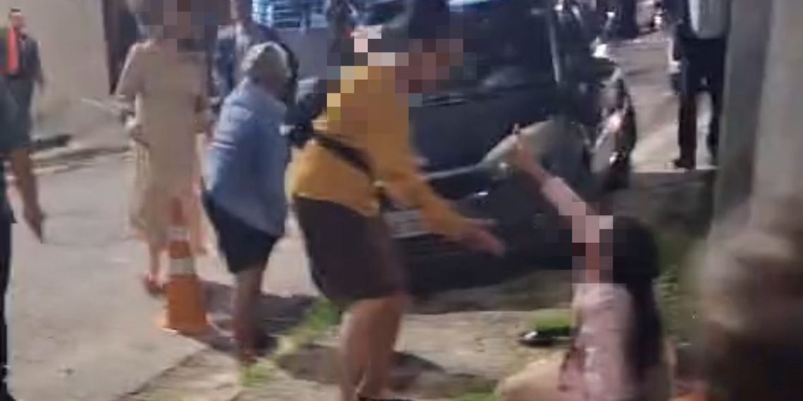 Veículo perde os freios, atinge duas senhoras e colide com carro e poste em Poços de Caldas