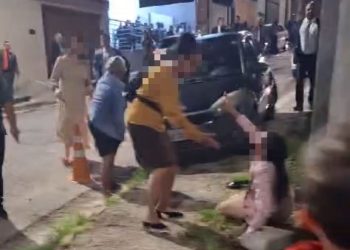 Veículo perde os freios, atinge duas senhoras e colide com carro e poste em Poços de Caldas