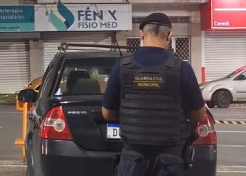 GCM remove carros estacionados irregularmente no pátio do Mercadão de Poços
