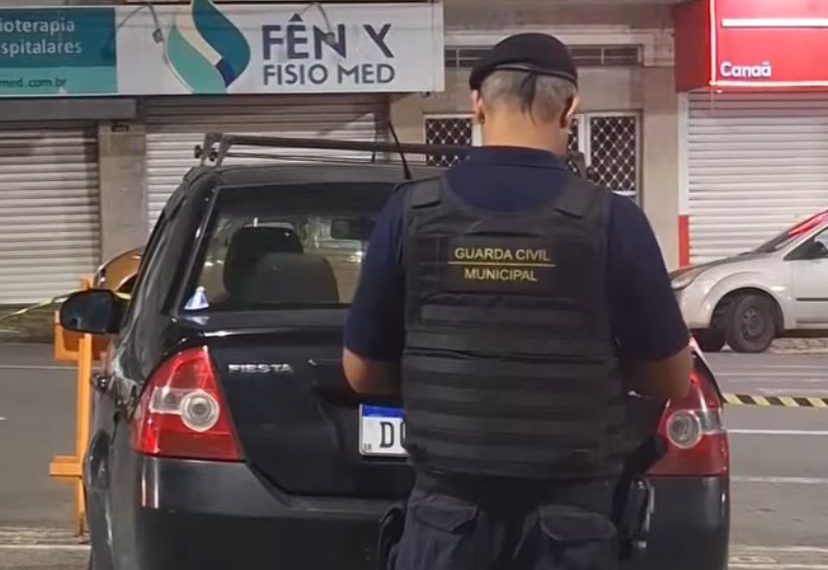 GCM remove carros estacionados irregularmente no pátio do Mercadão de Poços