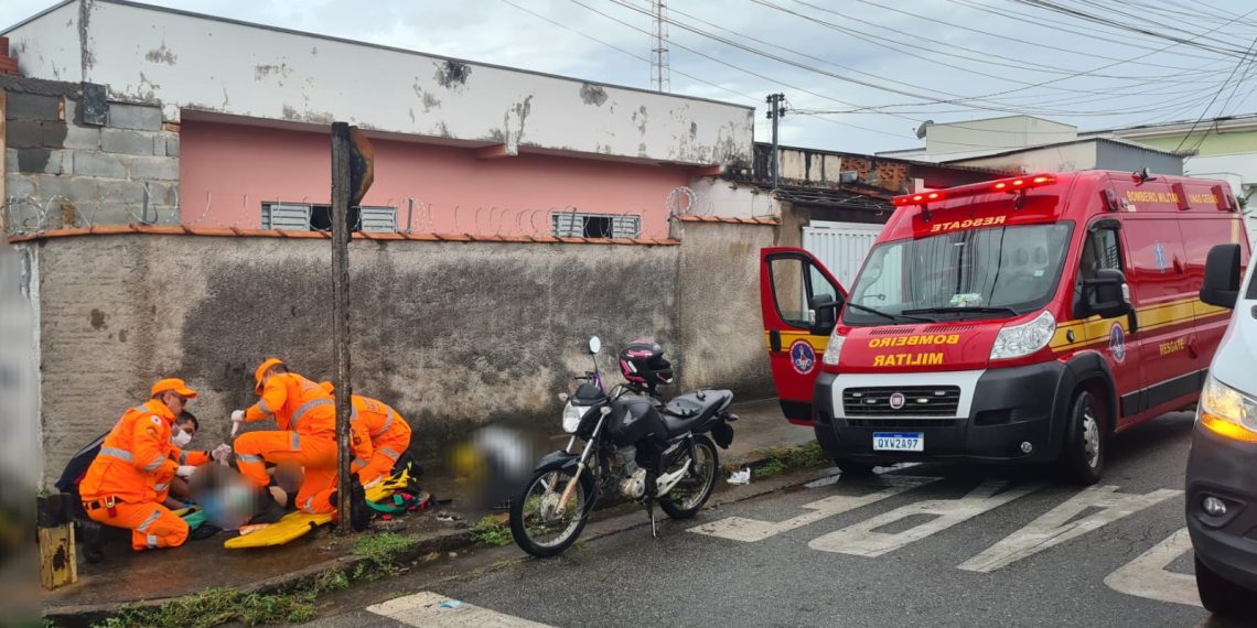 Jovem fica ferida após colisão entre moto e carro em Alfenas