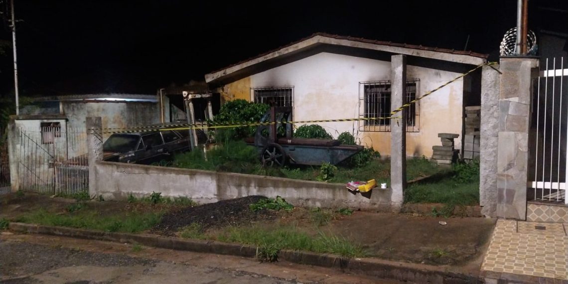 Bombeiros combatem fogo em residência no bairro Santa Rosália