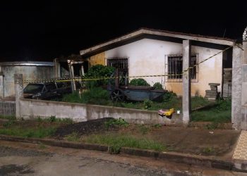 Bombeiros combatem fogo em residência no bairro Santa Rosália