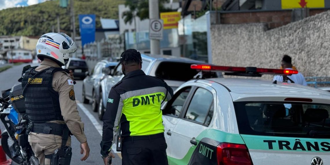 Demutran prende policial aposentado de SP por adulteração de veículo em Poços