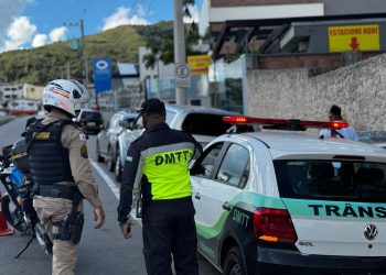 Demutran prende policial aposentado de SP por adulteração de veículo em Poços