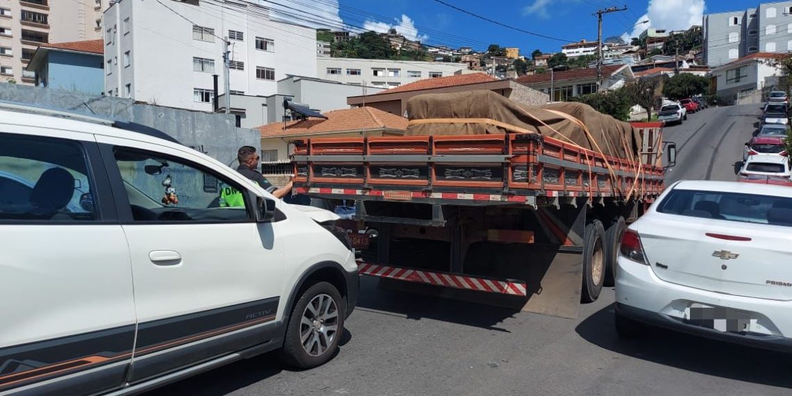 Caminhão perde o freio em morro, volta de ré e atinge dois carros em Poços