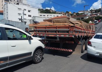 Caminhão perde o freio em morro, volta de ré e atinge dois carros em Poços