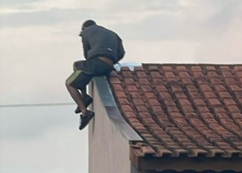 Homem é preso após ficar cercado por mais de 3 horas em telhados no bairro Primavera