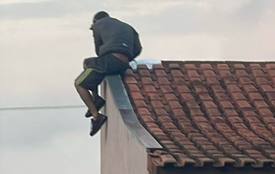 Homem é preso após ficar cercado por mais de 3 horas em telhados no bairro Primavera