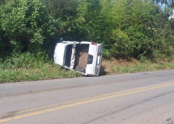 Caminhonete tomba após motorista perder o controle da direção em Poços de Caldas