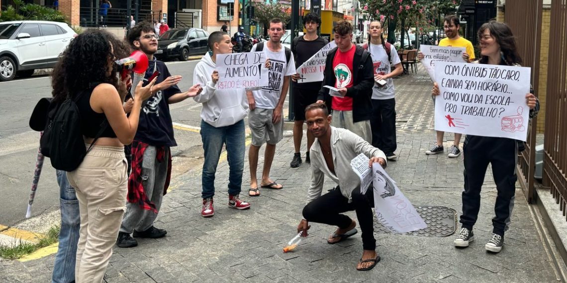 Estudantes protestam contra aumento da passagem e exigem passe livre estudantil em Poços de Caldas