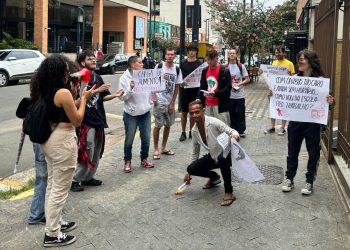 Estudantes protestam contra aumento da passagem e exigem passe livre estudantil em Poços de Caldas