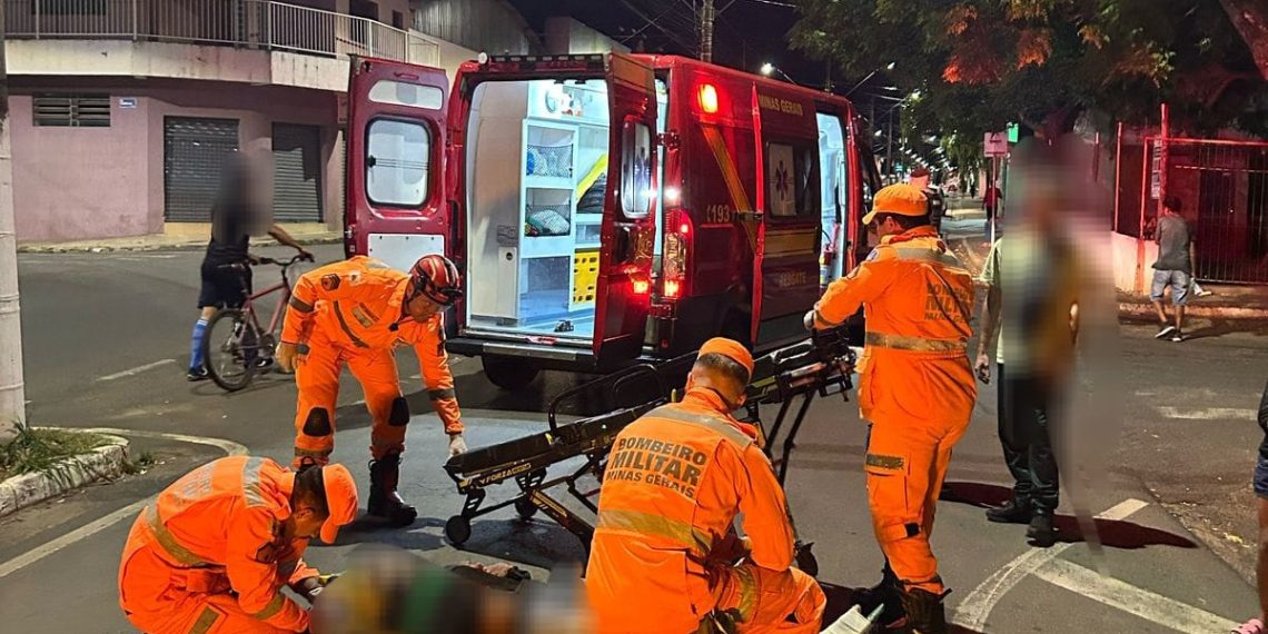 Corpo de Bombeiros de Alfenas socorre motociclista que bateu em carro