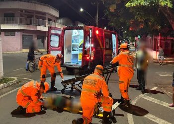 Corpo de Bombeiros de Alfenas socorre motociclista que bateu em carro