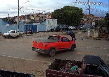 VÍDEO: motociclista “voa” por cima de carro após batida em rodovia no Sul de Minas