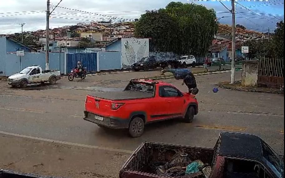 VÍDEO: motociclista “voa” por cima de carro após batida em rodovia no Sul de Minas