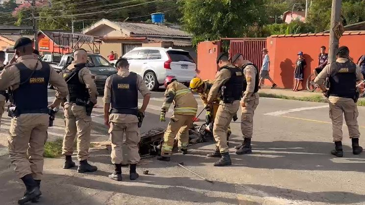 VÍDEO: homem assalta restaurante, foge por córrego e fica preso em bueiro