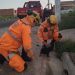 Corpo de Bombeiros resgata cachorro que ficou preso em um bueiro