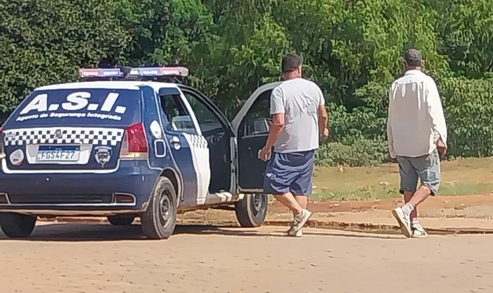 Carro da Prefeitura de Santo Antônio do Pinhal é flagrado deixando pessoa em situação de rua em Pouso Alegre