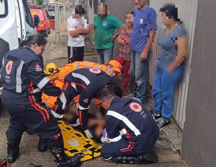 Adolescente fica ferido após colisão entre bicicleta e caminhão em Alfenas