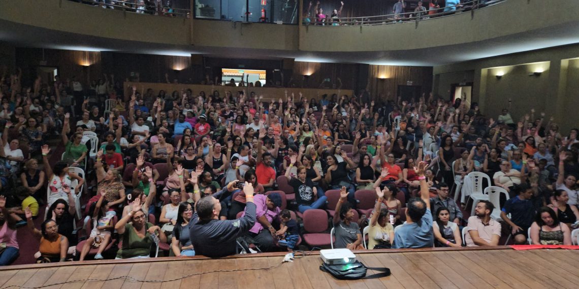 FIM DA GREVE: em assembleia nesta segunda (10/03) servidores de Poços assinaram acordo coletivo