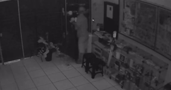 VÍDEO: loja de celulares é furtada no centro de Poços de Caldas
