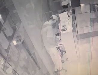 VÍDEO: loja é furtada duas vezes em menos de dez dias no centro de Poços de Caldas